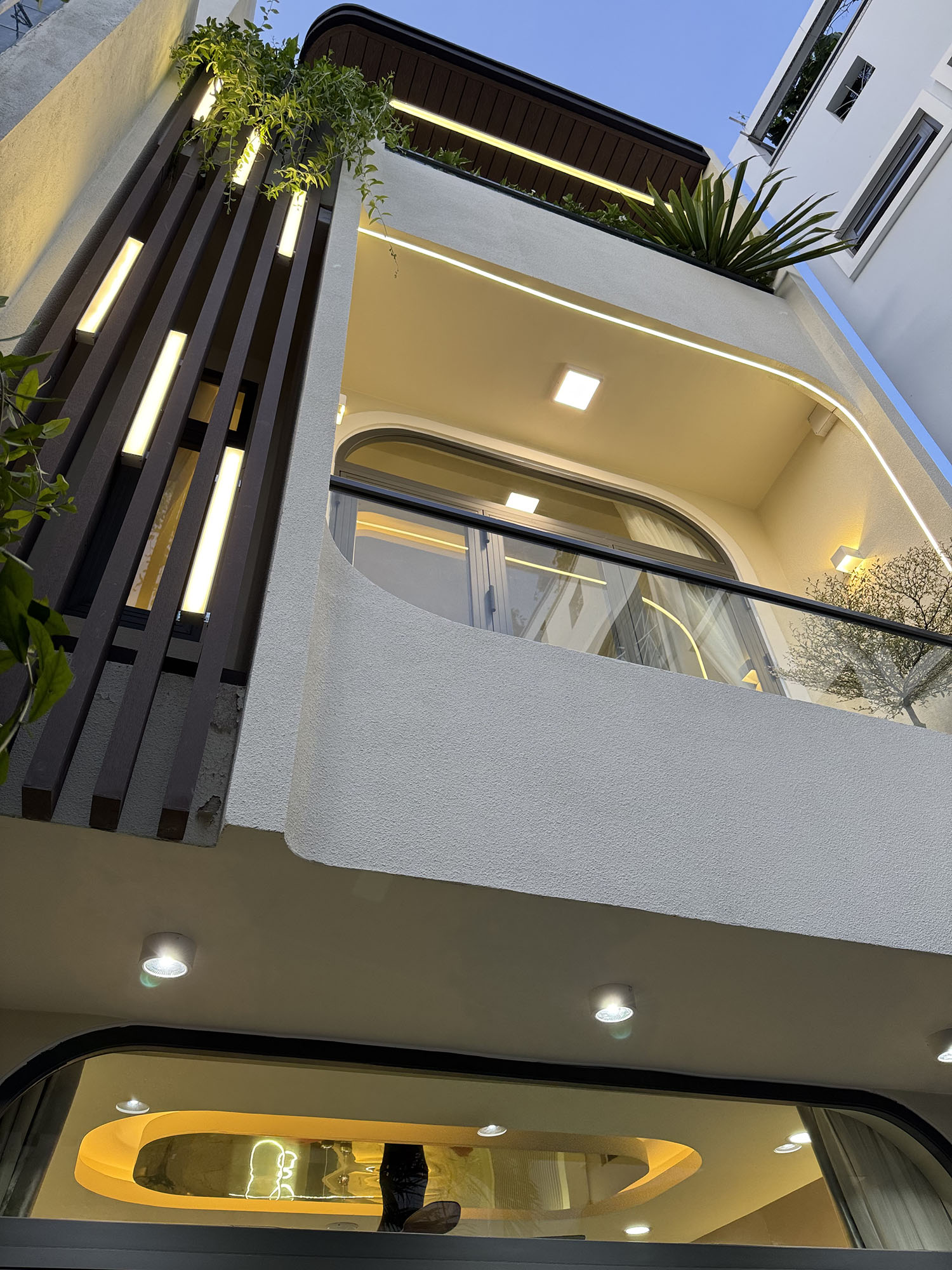 Tuyệt phẩm nhà phố 2 lầu (3,9m nở hậu 5,5m x 11m) full nội thất cao cấp khu VIP Thích Quảng Đức